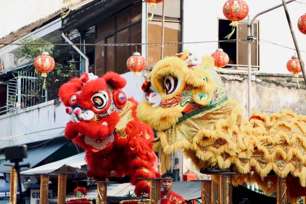 Look out for energetic lion dances and traditional folk games that add to the vibrant spirit of the Mid-Autumn Festival (Source: Pexels)